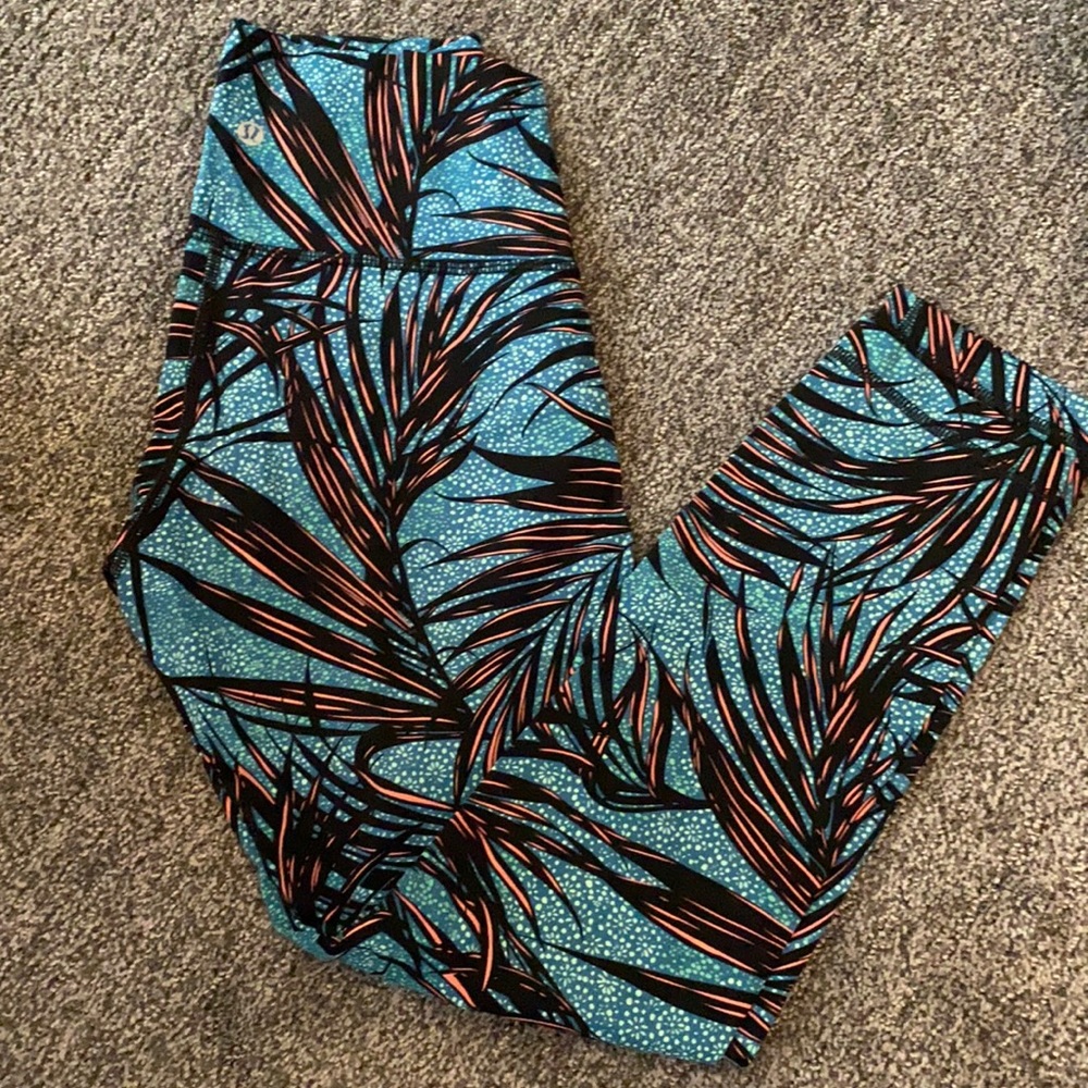 Lululemon wunder under luxtreme. Unique print. Size 6 7/8th or 25” length